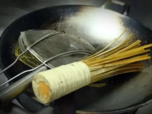 bamboo-brush-and-cleaned-wok